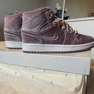 Women’s Air Jordan 1 in Purple Velvet/Size 6